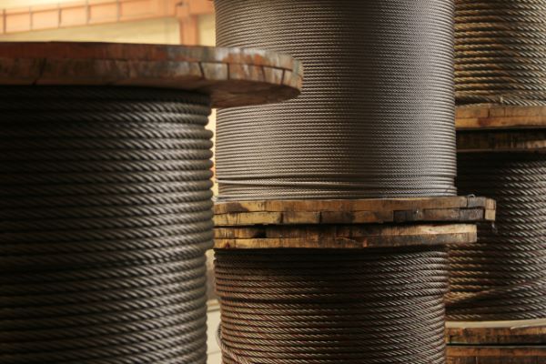 Cable de acero; imagen de diversos rollos de cable de acero como la mejor opción para ser utilizados en diversos sectores de una manera segura.