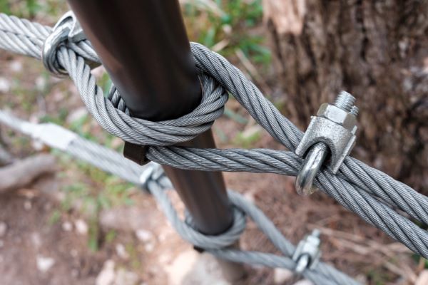 Cable de acero; imagen de un cable de acero empleado en un área determinada que requiere de mayor resistencia y durabilidad.