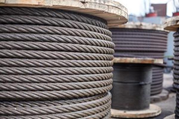 Cable de acero inoxidable; Imagen de grandes toneladas de cable de acero inoxidable para ser usados en diversos sectores industriales.