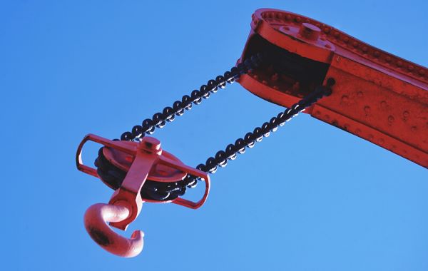 Ganchos con seguro para carga; Imagen de un gancho rojo.