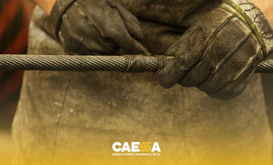 El cable acerado también es conocido como cable de acero, cable metálico o wire rope.