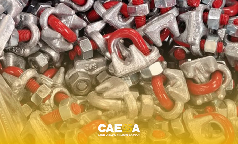 Grapa de acero galvanizado CAESA para cable de acero.