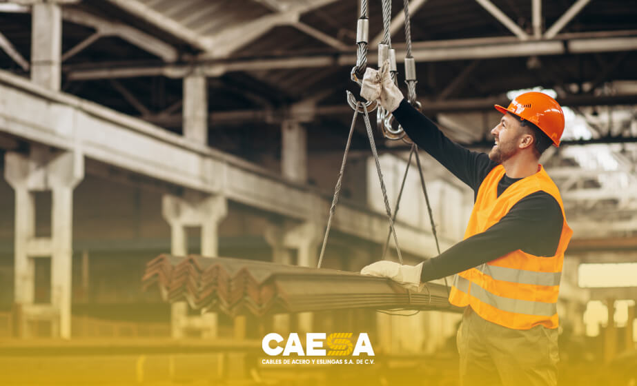 Estrobo de seguridad cable de acero utilizado en una maniobra de construcción.